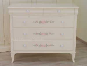 Solid wood chest of drawers with hand-lacquered finish and painted roses